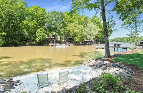 Belmont Casa | Paradise Lake House: A Lakefront Retreat