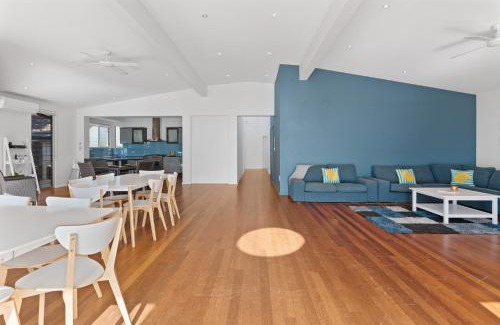Toowoon Bay Casa | MODERN BEACH MANSION / 2 MINUTES FROM WATER