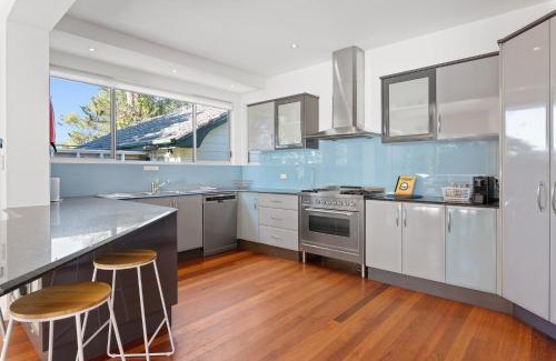 Toowoon Bay Casa | MODERN BEACH MANSION / 2 MINUTES FROM WATER