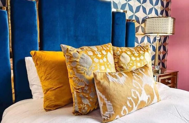 Dolly's Art Deco: Luxe Stay Near Broadway