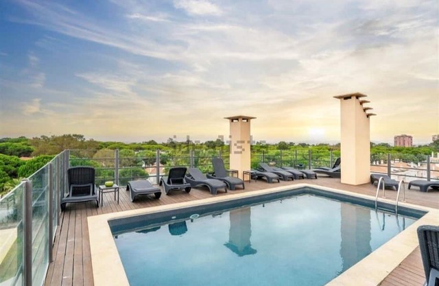Apartment with pool near the beach. Pets accepted.