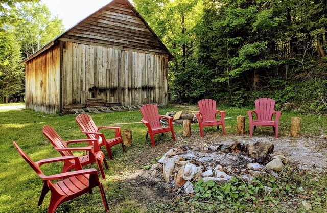 Comfy Cottage w/ Sauna and Hot Tub Nestled in Nature in Beautiful Messines, QC