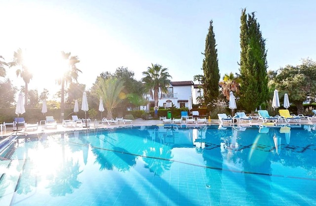 Flat w Pool and Balcony 4 min to Beach in Kyrenia