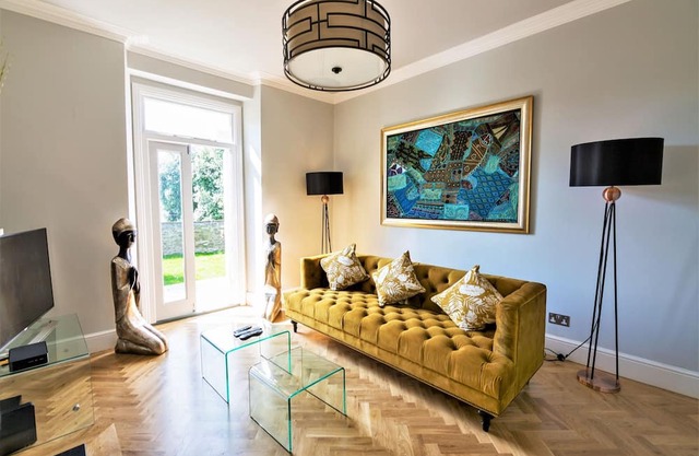 Stylish York Gardens Apartment