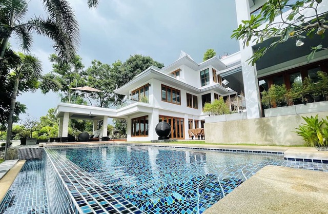 Yizen Beachfront Seaview Villa Wongamat Beach