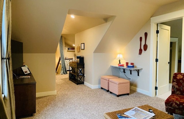 Lookout View Suite-Private LV, Bdrm, Bath in Family Home