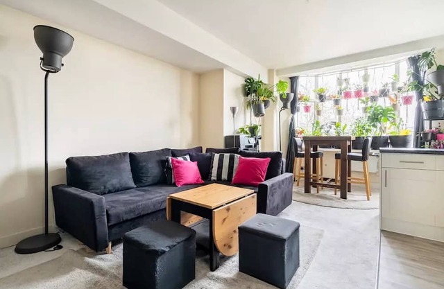 Central 1-Bedroom Apartment overlooking Gardens