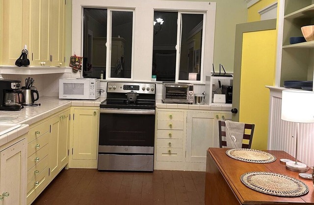 Da Jungalow sleeps 4, 10 minutes from Pahoa town, Kalapana and Black Sand Beach!