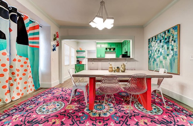 Color Pop Cottage - Half mile from Plaza district