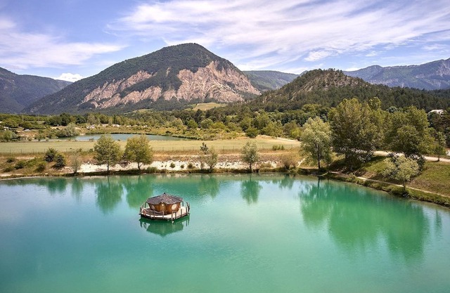 Campamento a pequeña escala en los Alpes Franceses en el lago Lac Bleu