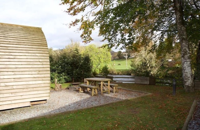 Un wigwam premium con bañera de hidromasaje para 4 personas, 2 adultos están incluidos.