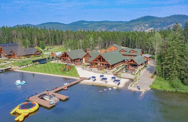 Waterfront Oasis, Luxury Log Home a orillas del río Pend Oreille