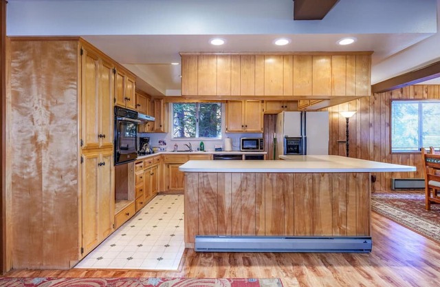 Esta casa es una de 3 pisos, dúplex de 4 dormitorios con una unidad de baño 3 dormitorios 2 en el nivel superior, y un ...