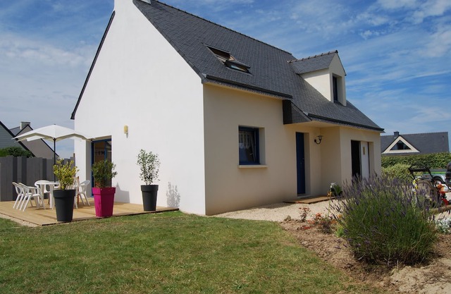 3 * seaside villa, 6 pers. 150 m from the beach and the GR34. Large enclosed garden