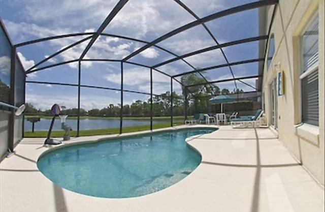 Impresionante villa privada frente al lago, lujosamente mejorada con sala de juegos