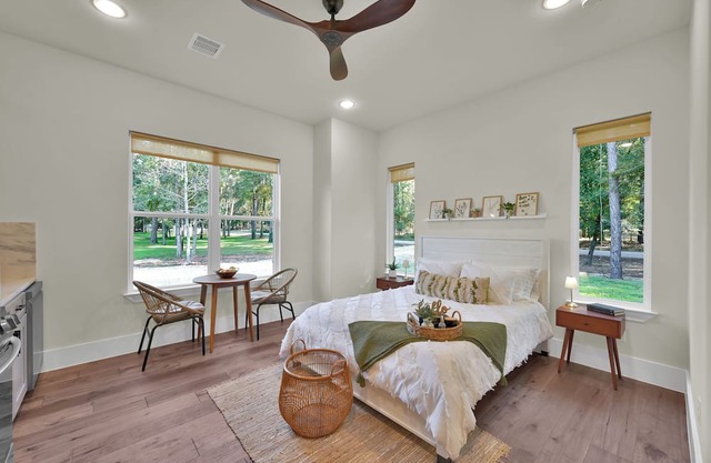 One Bedroom Casita with Kitchen On Lake Apache in the serene City of Stagecoach.