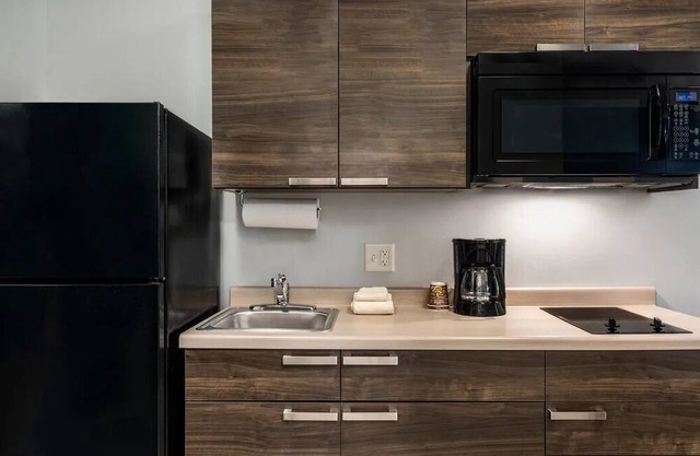 Clean Pet-Friendly Room w/Kitchen, Free Parking, Breakfast Available