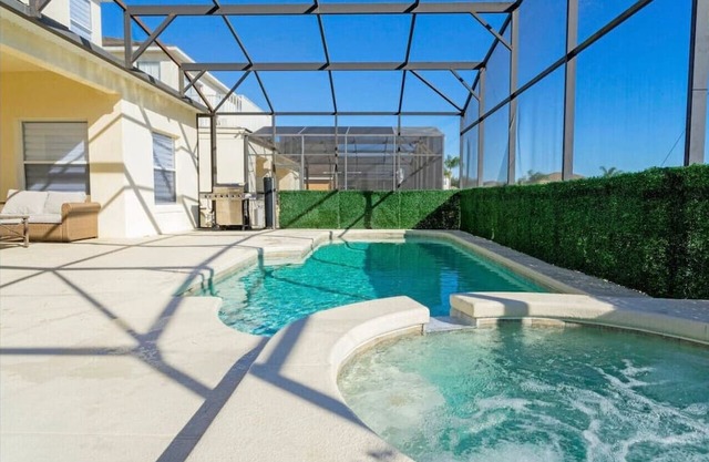 407A) Extremely nice home with private pool!