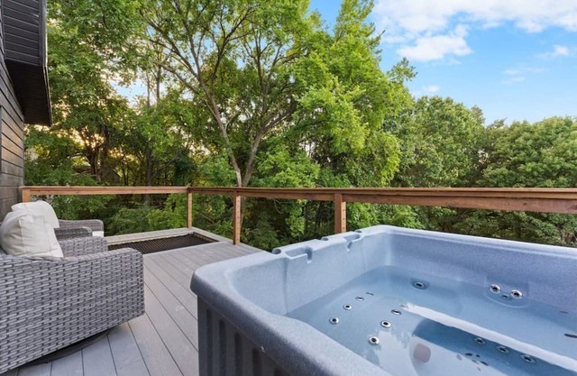 The Constellations Orion & Taurus - Romantic Steam Showers, Hot Tubs, and Table Rock Lake
