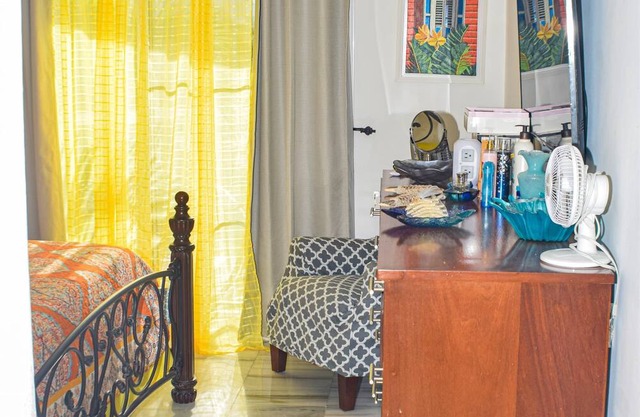 Tranquil La Caña Retreat with Modern Amenities