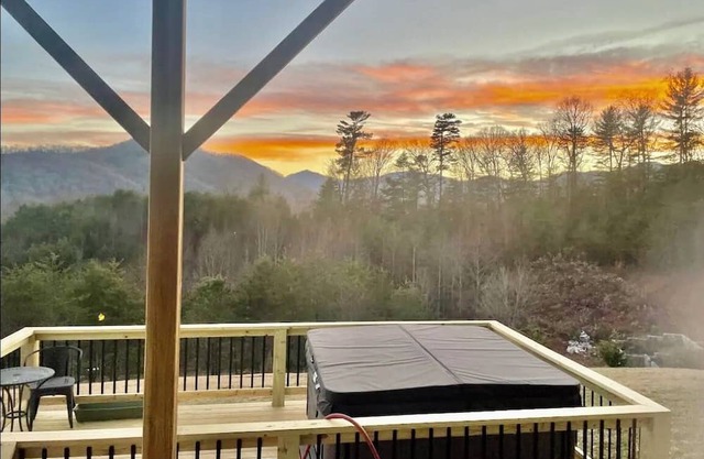 1-Bedroom Couples Paradise with Spectacular Views & Hot Tub near Asheville