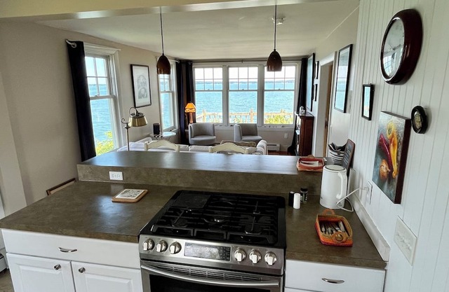 Welcome to The Villa! Charming oceanfront cottage right in Portland