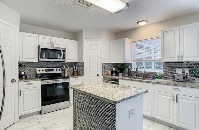 Large Home - Private Pool & Home Gym - Groups Welcome!n