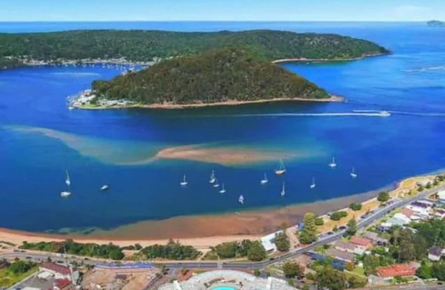 FantaSea In Ettalong Beach - 700m to Beach 3 bedrooms 7 Guests 4 Beds 2 Baths
