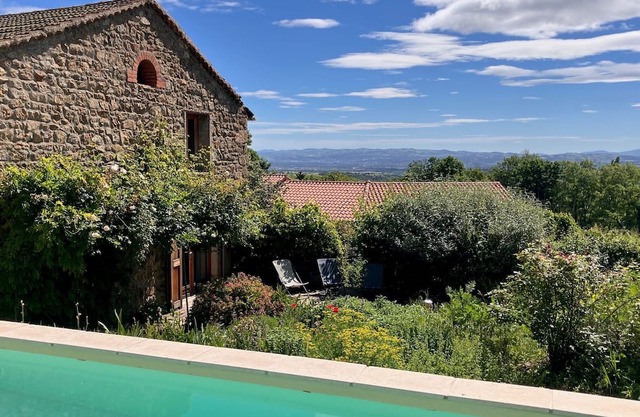 Stone house with heated swimming pool in Forez