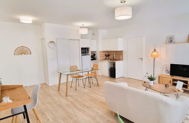 Very nice 2-room apartment in the center of town. Access by bus, RER