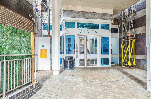 Clean & modern flat 5mins from Woolwich Arsenal Station-20mins to Central London