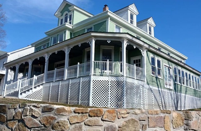River Retreat Private Unit In Town!- Inside Newly Remodeled Victorian Home