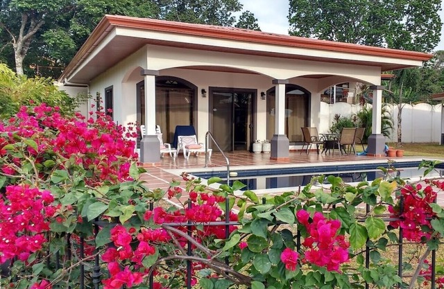Poco Cielo Bungalow with Pool in Safe and Friendly Neighborhood
