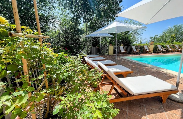 The Lord of the Manor lived here Enjoy the aristocratic life! Sleeps 10