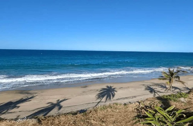 Elegant Ocean-Front Apartment, PRIVATE Jacuzzi,BBQ