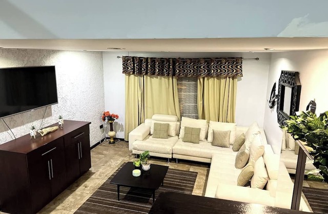 3BR w/King bed in Cuenca close to IESS & Hospl Rio