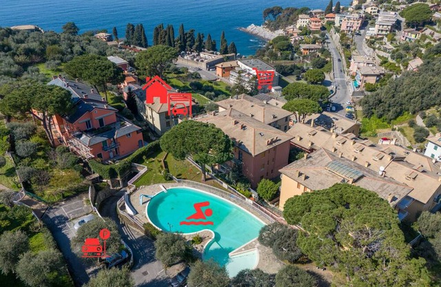 Family Home with Garden and condo Pool