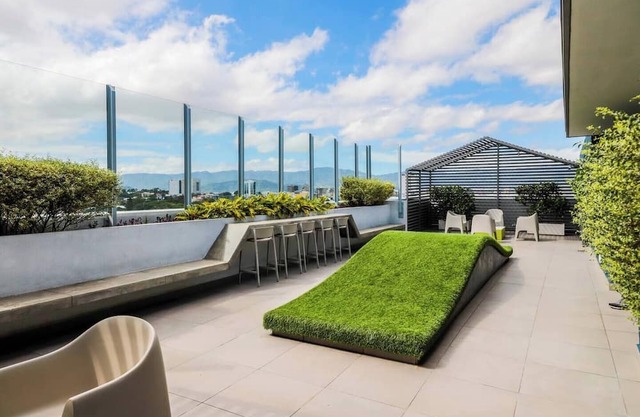 Modern Apartment 10 minutes from downtown SJ.