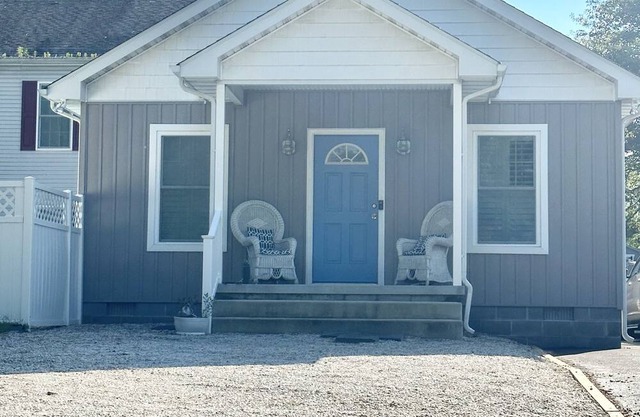 Beachy cottage close to ocean, biking trails and community dock for crabbing