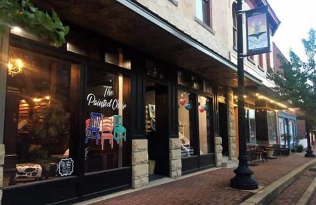 Stay at “THE WHITE HOUSE” Walk to quaint downtown shops and coffeehouse.