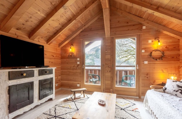 Apartment 'Petit Appartement' with Mountain View, Private Terrace and Shared Garden