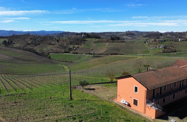 Cascina Mezzane - farmhouse sorrounded by vineyards