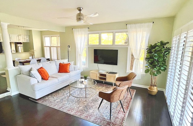 Elegant & Cozy 2BR Retreat in Historic Meyers Park. Swimming Pool and Terrace!