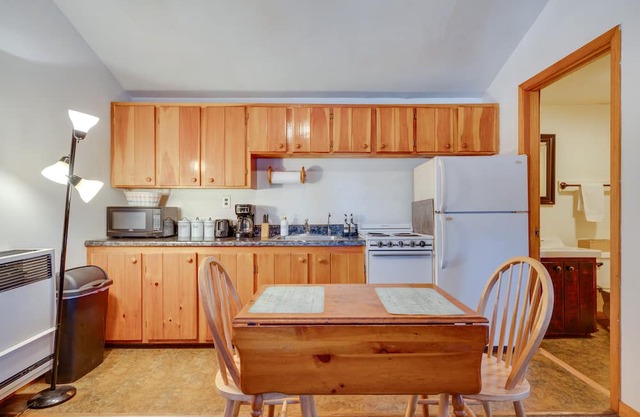 Pet-Friendly Laconia Cabin w/ Fireplace + Deck!