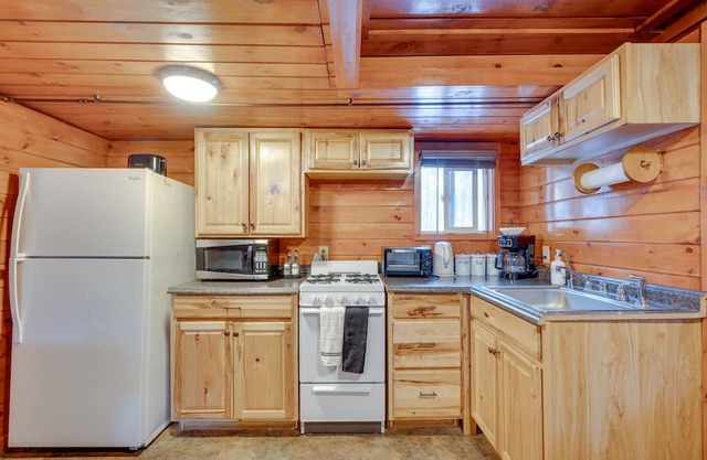Laconia Cabin w/ Grill: 2 Mi to Weirs Beach!