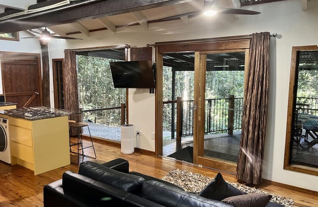 Figtree Getaway Tree house Spa cabin king bedroom plus loft 2 bedroom