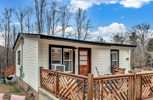 Berta's Cottage - Perfect Location Between Asheville and Black Mountain, NC