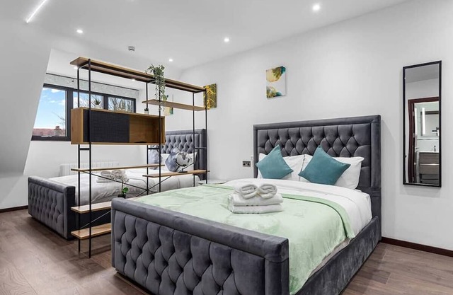 Modern Spacious Suite Sleeps 4 in Central London