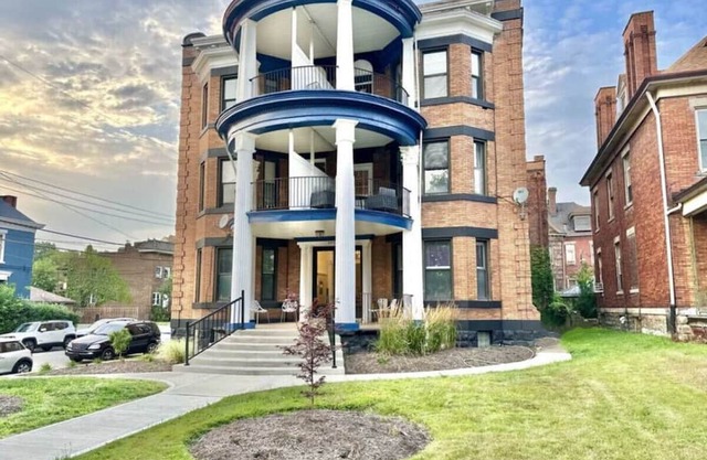Luxe Bloomfield Penthouse | Central | Free Parking