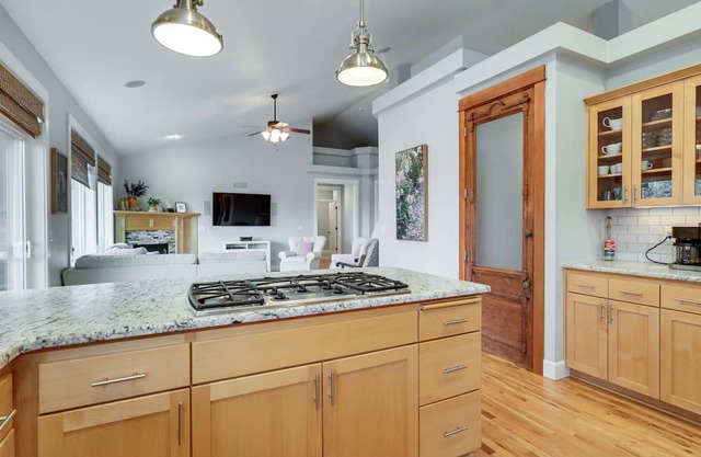 Silverton Home w/ View, 2 Mi to Oregon Garden!